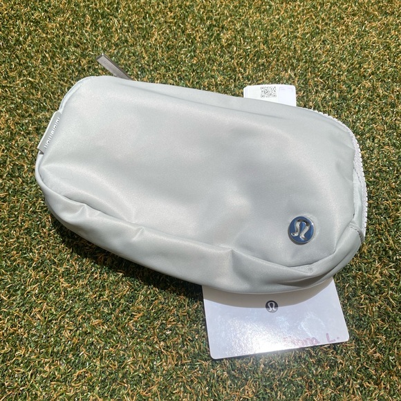 NWT Lululemon everywhere belt bag silver drop 1L extended strap new 🤍 - Picture 5 of 6